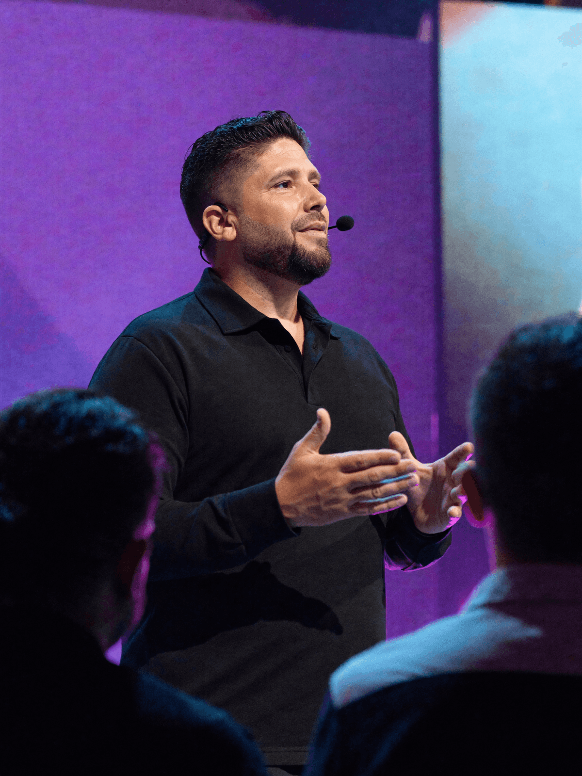 Sergio Cánovas Rico en el escenario de Tu Riqueza Eres Tú